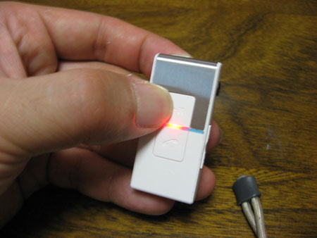 ワイヤレスイヤホンセット02のリモコンの再生ボタンを3秒以上長押し