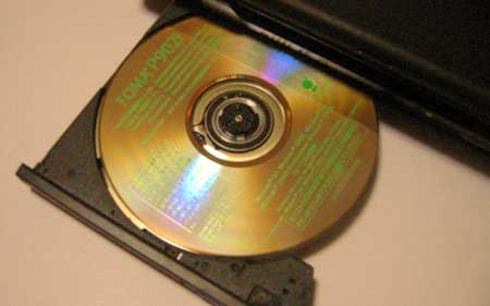ドライブにCD-ROMをセット